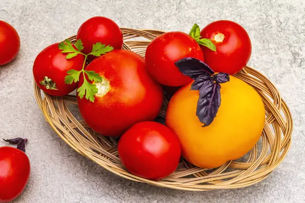 Tomates rojos y amarillos orgánicos frescos — Foto de Stock