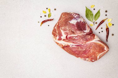 Çiğ domuz omuzu ve baharatlar.