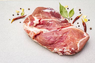 Çiğ domuz omuzu ve baharatlar.