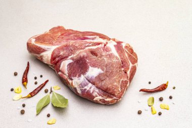 Çiğ domuz omuzu ve baharatlar.