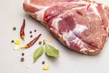 Çiğ domuz omuzu ve baharatlar.