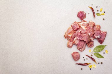Çiğ domuz omzu, baharatlı parçalara ayrılmış.