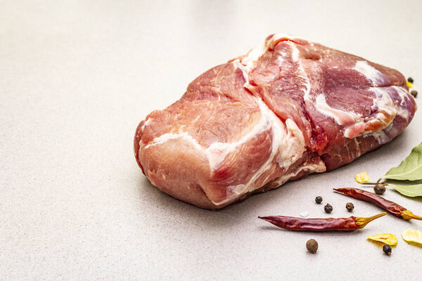 Сырое свежее свиное плечо со специями
