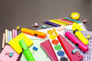 Okul konseptine geri dönelim. Siyahi taş üzerine okul eğitimi malzemeleri.