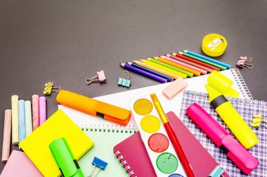 Okul konseptine geri dönelim. Siyahi taş üzerine okul eğitimi malzemeleri.