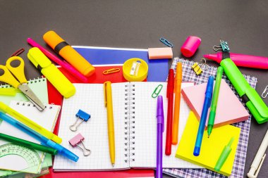 Okul konseptine geri dönelim. Siyahi taş üzerine okul eğitimi malzemeleri.