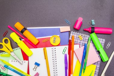 Okul konseptine geri dönelim. Siyahi taş üzerine okul eğitimi malzemeleri.