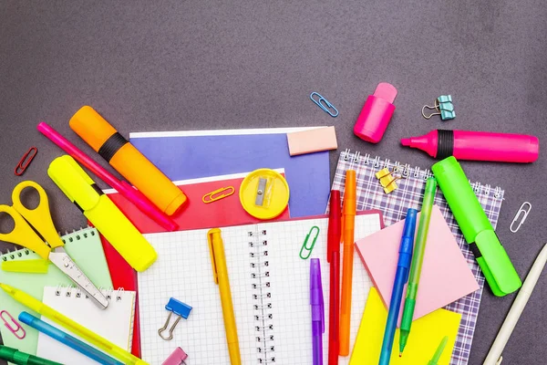 Okul konseptine geri dönelim. Siyahi taş üzerine okul eğitimi malzemeleri.