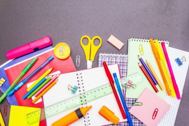 Okul konseptine geri dönelim. Siyahi taş üzerine okul eğitimi malzemeleri.