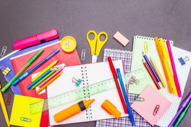 Okul konseptine geri dönelim. Siyahi taş üzerine okul eğitimi malzemeleri.