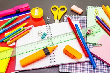 Okul konseptine geri dönelim. Siyahi taş üzerine okul eğitimi malzemeleri.