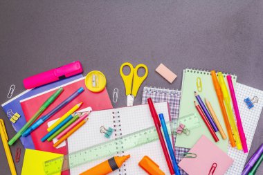 Okul konseptine geri dönelim. Siyahi taş üzerine okul eğitimi malzemeleri.