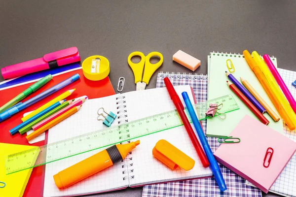 Okul konseptine geri dönelim. Siyahi taş üzerine okul eğitimi malzemeleri.