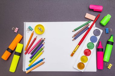 Okul konseptine geri dönelim. Siyahi taş üzerine okul eğitimi malzemeleri.