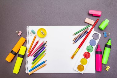 Okul konseptine geri dönelim. Siyahi taş üzerine okul eğitimi malzemeleri.