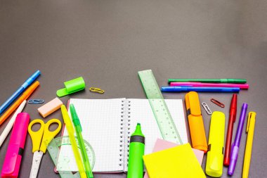 Okul konseptine geri dönelim. Siyahi taş üzerine okul eğitimi malzemeleri.