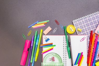 Okul konseptine geri dönelim. Siyahi taş üzerine okul eğitimi malzemeleri.