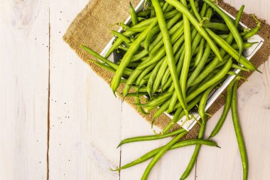 Faseolus vulgaris, yeşil fasulye ya da tahta kutuda böbrek fasulyesi.
