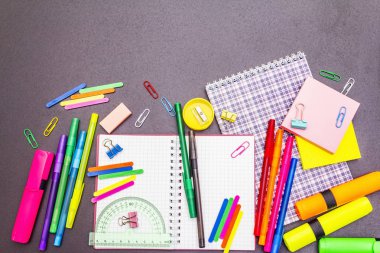 Okul konseptine geri dönelim. Siyahi taş üzerine okul eğitimi malzemeleri.