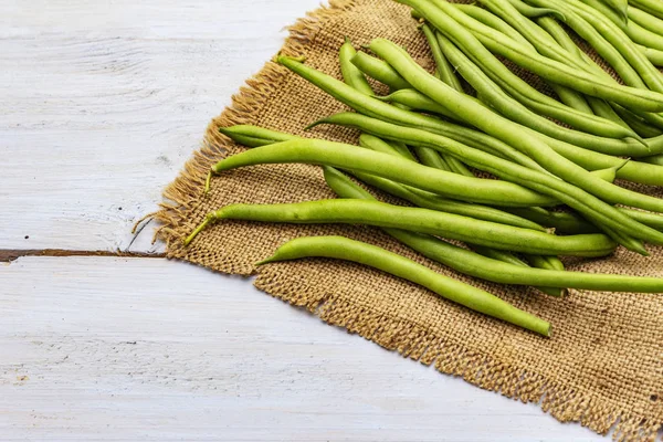 Phaseolus vulgaris, frijol común verde o frijol de riñón sobre saco rústico — Foto de Stock