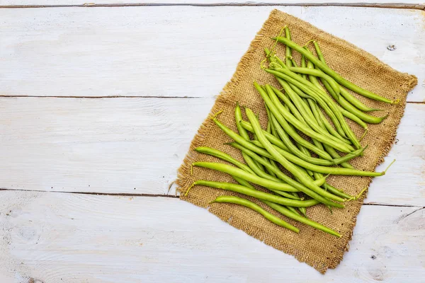 Phaseolus vulgaris, green common bean or kidney bean on rustic sackcloth — ストック写真