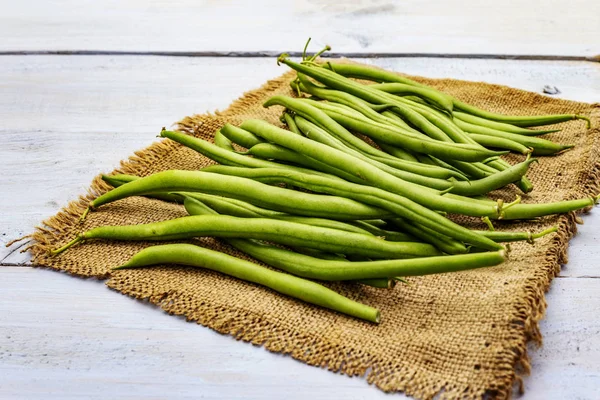 Phaseolus vulgaris, frijol común verde o frijol de riñón sobre saco rústico — Foto de Stock