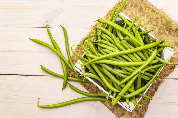 Phaseolus vulgaris, groene bonen of nierboon in een houten doos — Stockfoto