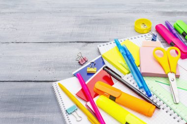 Okul konseptine geri dönelim. Gri ahşap üzerine okul eğitimi malzemeleri