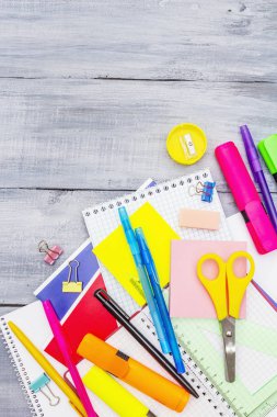 Okul konseptine geri dönelim. Gri ahşap üzerine okul eğitimi malzemeleri
