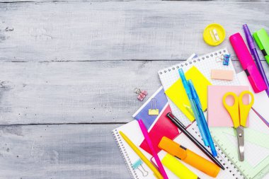 Okul konseptine geri dönelim. Gri ahşap üzerine okul eğitimi malzemeleri