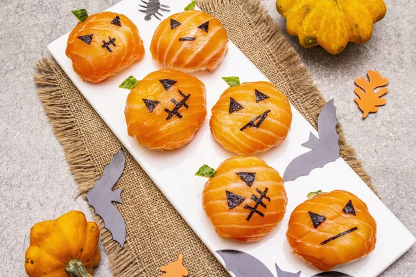 Legrační Halloween Sushi Pumpkins Jack o Lantern, Sushi Monsters. Temari sushi, sushi koule. Zdravé jídlo pro děti — Stock fotografie