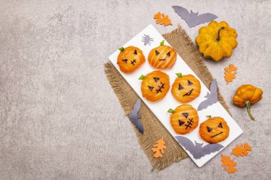 Komik cadılar bayramı suşisi balkabağı Jack o fener, suşi canavarları. Temari suşi, suşi topları. Çocuklar için sağlıklı yiyecekler