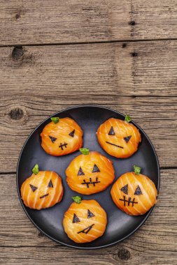 Komik cadılar bayramı suşisi balkabağı Jack o fener, suşi canavarları. Temari suşi, suşi topları. Çocuklar için sağlıklı yiyecekler