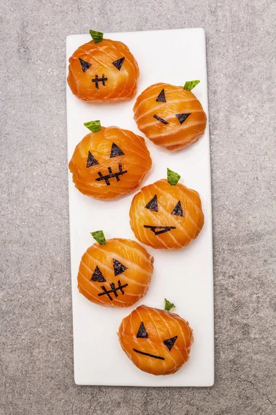 Legrační Halloween Sushi Pumpkins Jack o Lantern, Sushi Monsters. Temari sushi, sushi koule. Zdravé jídlo pro děti — Stock fotografie