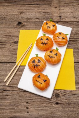 Komik cadılar bayramı suşisi balkabağı Jack o fener, suşi canavarları. Temari suşi, suşi topları. Çocuklar için sağlıklı yiyecekler