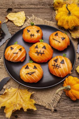 Komik cadılar bayramı suşisi balkabağı Jack o fener, suşi canavarları. Temari suşi, suşi topları. Çocuklar için sağlıklı yiyecekler