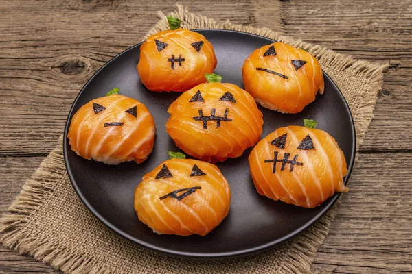 Legrační Halloween Sushi Pumpkins Jack o Lantern, Sushi Monsters. Temari sushi, sushi koule. Zdravé jídlo pro děti — Stock fotografie