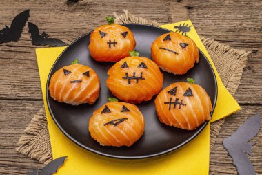 Komik cadılar bayramı suşisi balkabağı Jack o fener, suşi canavarları. Temari suşi, suşi topları. Çocuklar için sağlıklı yiyecekler