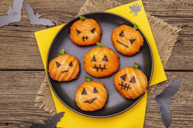 Komik cadılar bayramı suşisi balkabağı Jack o fener, suşi canavarları. Temari suşi, suşi topları. Çocuklar için sağlıklı yiyecekler