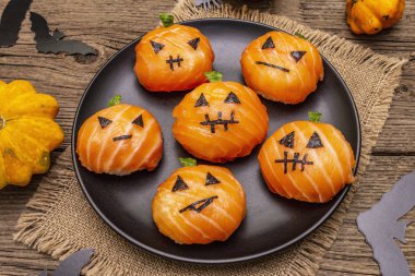 Komik cadılar bayramı suşisi balkabağı Jack o fener, suşi canavarları. Temari suşi, suşi topları. Çocuklar için sağlıklı yiyecekler