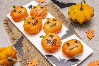 Komik cadılar bayramı suşisi balkabağı Jack o fener, suşi canavarları. Temari suşi, suşi topları. Çocuklar için sağlıklı yiyecekler