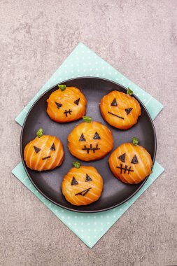 Komik cadılar bayramı suşisi balkabağı Jack o fener, suşi canavarları. Temari suşi, suşi topları. Çocuklar için sağlıklı yiyecekler