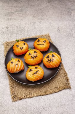 Komik cadılar bayramı suşisi balkabağı Jack o fener, suşi canavarları. Temari suşi, suşi topları. Çocuklar için sağlıklı yiyecekler