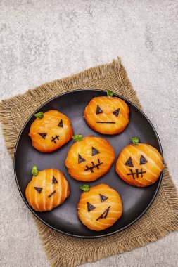 Komik cadılar bayramı suşisi balkabağı Jack o fener, suşi canavarları. Temari suşi, suşi topları. Çocuklar için sağlıklı yiyecekler