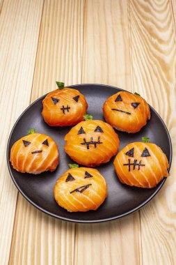 Komik cadılar bayramı suşisi balkabağı Jack o fener, suşi canavarları. Temari suşi, suşi topları. Çocuklar için sağlıklı yiyecekler