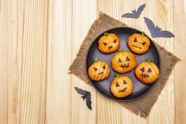 Komik cadılar bayramı suşisi balkabağı Jack o fener, suşi canavarları. Temari suşi, suşi topları. Çocuklar için sağlıklı yiyecekler