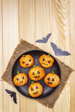 Komik cadılar bayramı suşisi balkabağı Jack o fener, suşi canavarları. Temari suşi, suşi topları. Çocuklar için sağlıklı yiyecekler