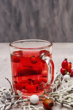 Sosisli gül çayı. Taze böğürtlenli, yapraklı ve şekerli iyi bir ruh hali için kış içkisi. Taş beton arka plan