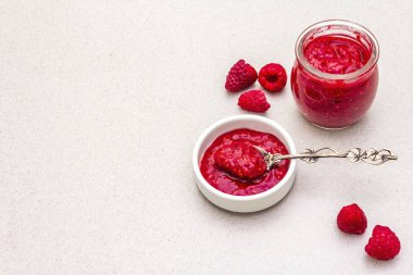 Sağlıklı organik ev yapımı meyve püresi