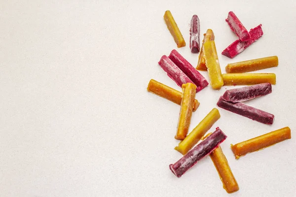 Surtido congelado de purés de frutas en forma de palitos —  Fotos de Stock